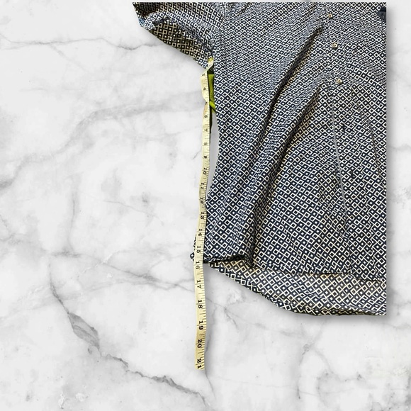 Comfy fit button down with detail - Picture 4 of 8